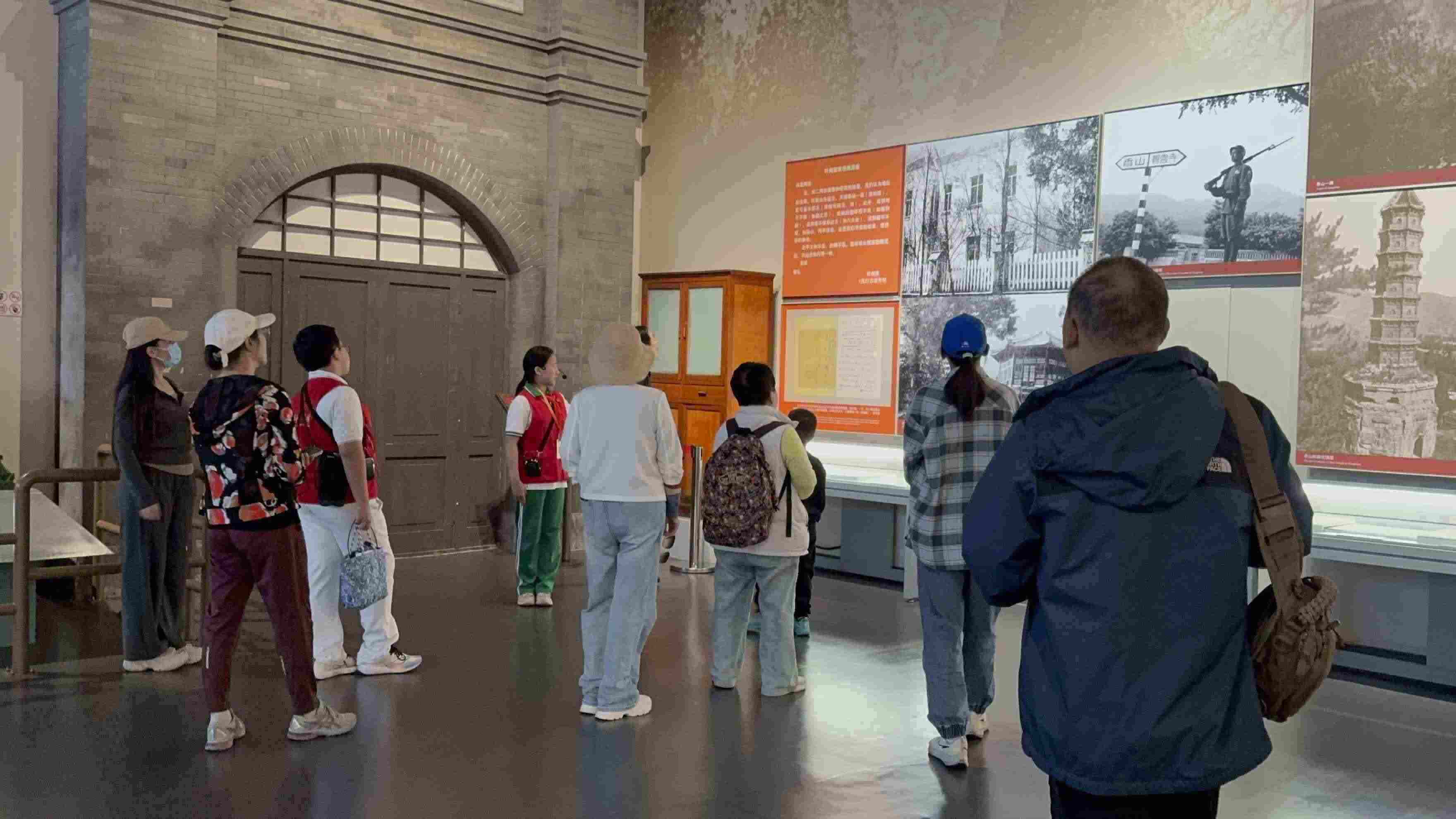 10月4日，北京香山革命紀(jì)念館內(nèi)，一名“紅領(lǐng)巾志愿者”正在為參觀者講解。人民網(wǎng)記者 劉微攝