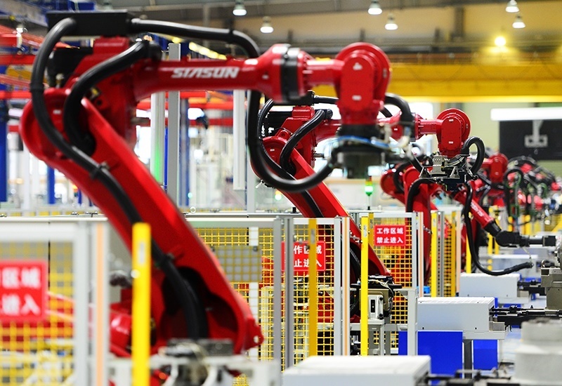 2019年11月22日，沈陽(yáng)，一家數(shù)字化智能工廠內(nèi)，名為SR210的機(jī)器人正在自主地抓取各種零部件，快速組裝稍小的工業(yè)機(jī)器人。