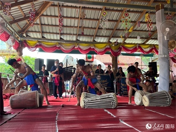 泰國藝術團體給游客表演當?shù)貍鹘y(tǒng)舞蹈。人民網(wǎng)記者 簡承淵攝