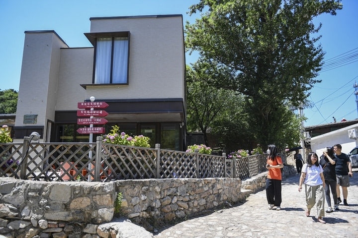 游客在北京延慶石峽村觀光（2024年6月1日攝）。新華社記者 陳鐘昊 攝