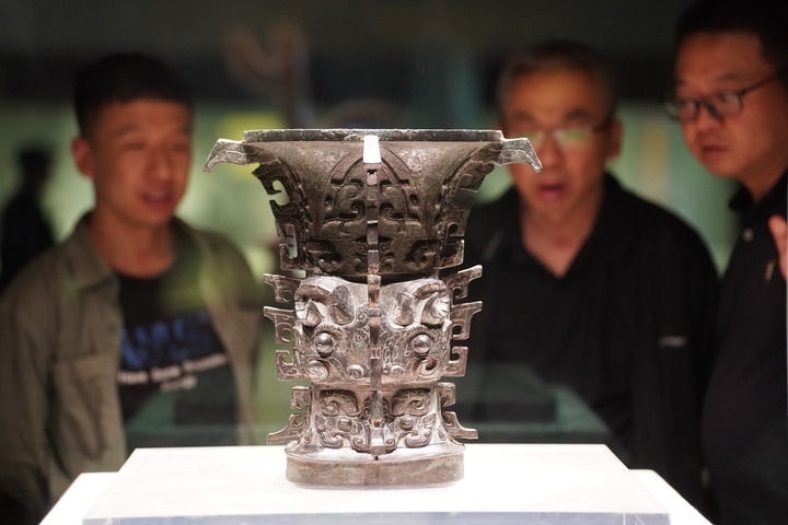 2024年5月9日，游客在陜西寶雞青銅器博物院內(nèi)參觀西周文物何尊。新華社記者 邵瑞 攝