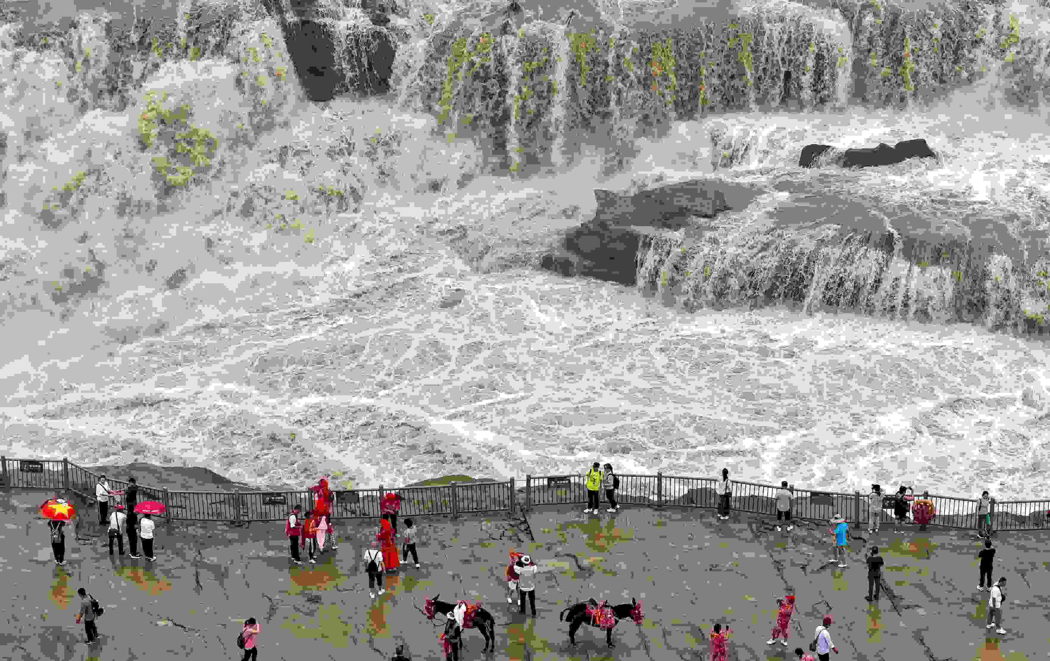 △2024年9月，游客在黃河壺口瀑布景區(qū)游覽。