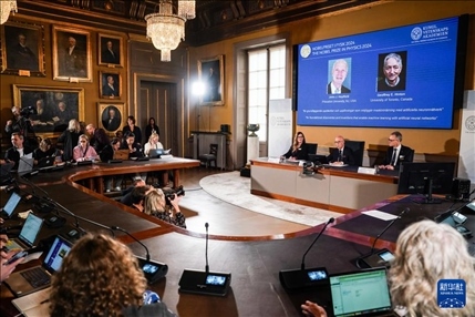 10月8日，在瑞典斯德哥爾摩舉行的2024年諾貝爾物理學(xué)獎(jiǎng)公布現(xiàn)場(chǎng)，屏幕顯示獎(jiǎng)項(xiàng)得主美國(guó)普林斯頓大學(xué)的約翰·霍普菲爾德和加拿大多倫多大學(xué)的杰弗里·欣頓。新華社記者 彭子洋 攝