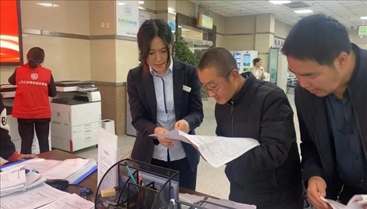 四川省成都市溫江區(qū)市場監(jiān)管局工作人員為群眾提供幫辦服務(wù)。圖片來源：人民網(wǎng)四川頻道