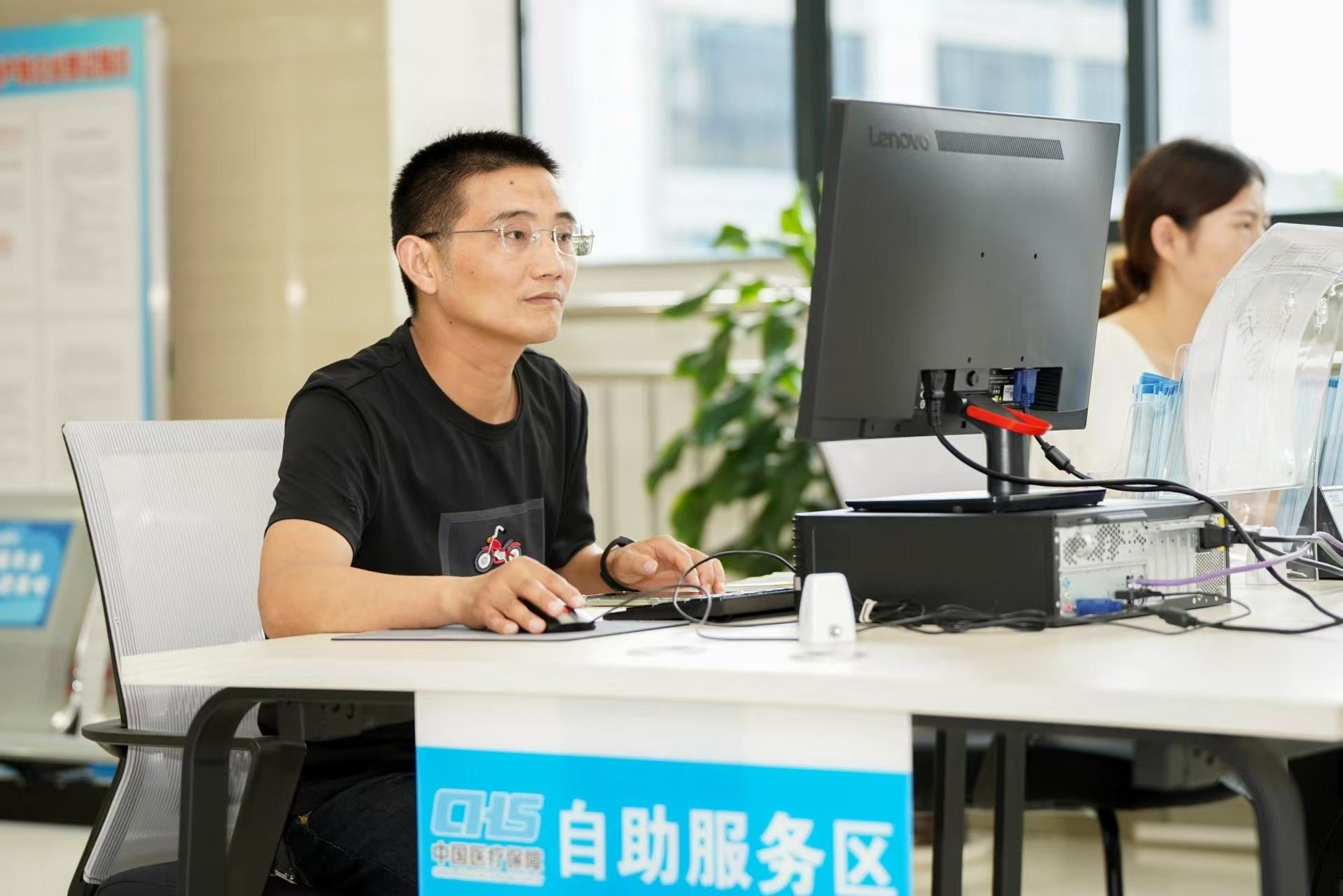 安徽省池州市市民在政務(wù)服務(wù)大廳自助辦理業(yè)務(wù)。圖片來源：人民網(wǎng)安徽頻道