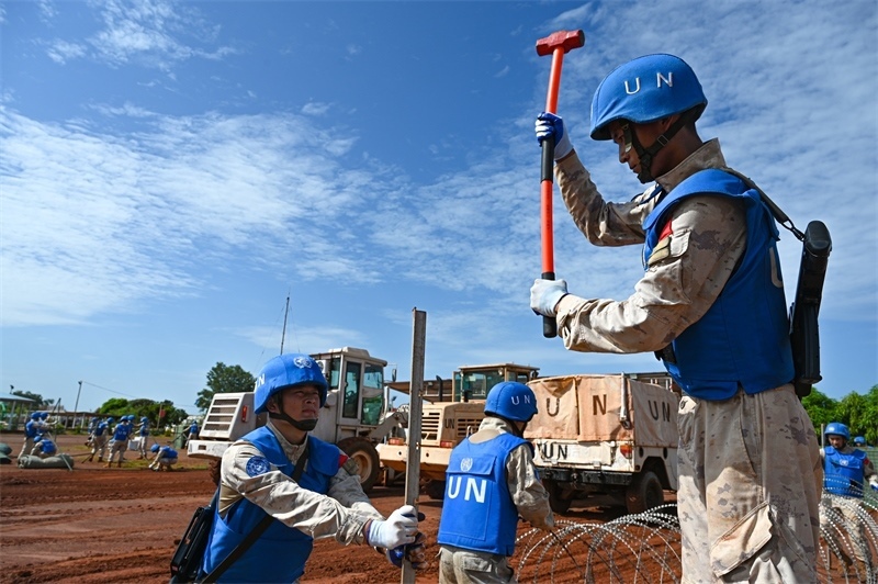 圖3-進(jìn)行臨時宿營地構(gòu)筑(孫千攝)
