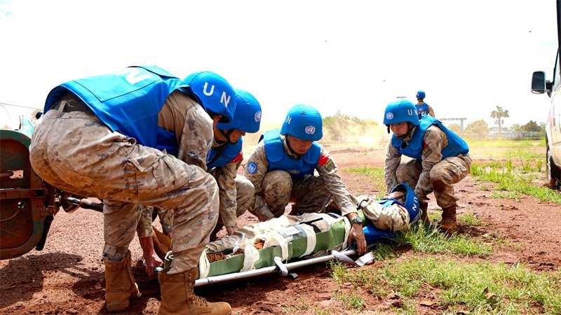 圖8-進(jìn)行“傷員”轉(zhuǎn)運(馬騫攝)