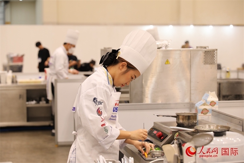 當(dāng)?shù)貢r間10月5日，廚師在第21屆釜山國際美食博覽會上展示廚藝。人民網(wǎng)記者 莽九晨攝