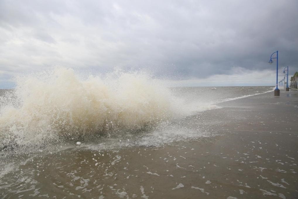 2020年9月15日，受颶風(fēng)“薩莉”影響，美國路易斯安那州新奧爾良的龐恰特雷恩湖巨浪拍岸。新華社發(fā)（魏蘭攝）