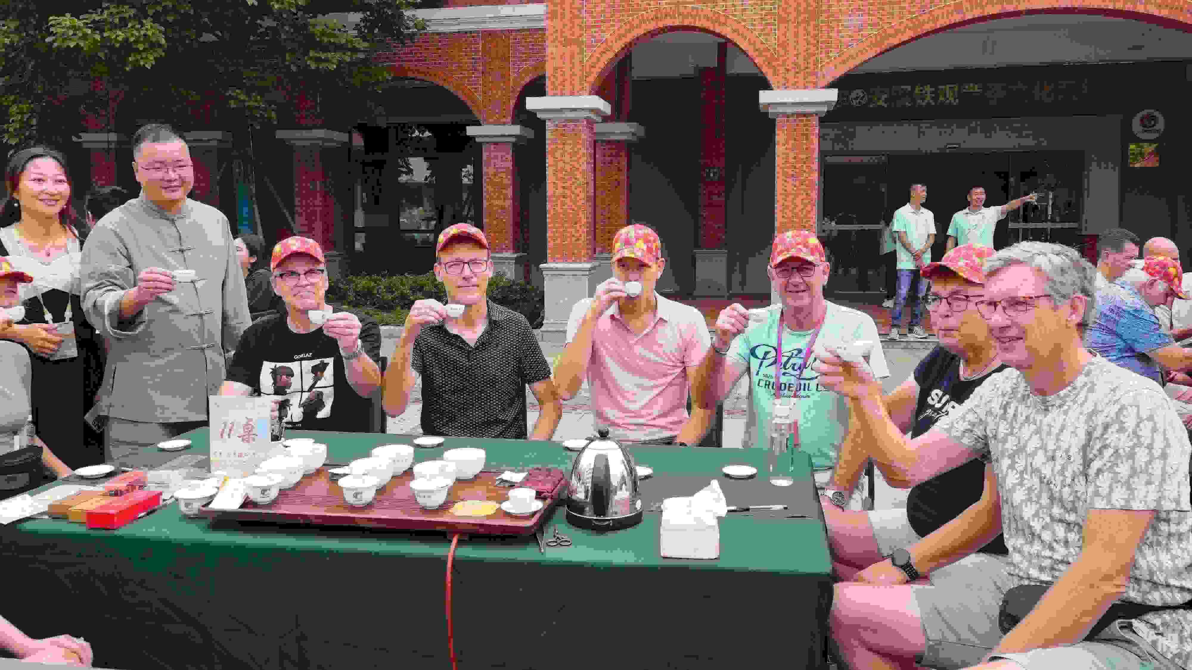 2023年10月4日，福建泉州，外國人品中國茶。