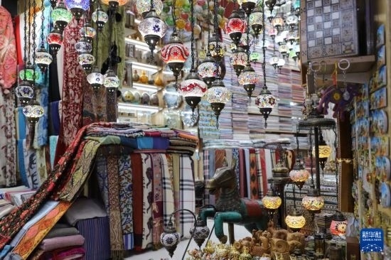 這是10月8日在阿曼首都馬斯喀特的穆特拉市集拍攝的一家店鋪。新華社記者 汪強(qiáng) 攝