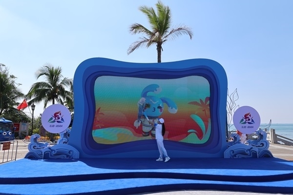 第12棒火炬手“點(diǎn)燃”現(xiàn)場(chǎng)大屏幕上運(yùn)動(dòng)會(huì)吉祥物“吉貝”手中的火炬。主辦方供圖