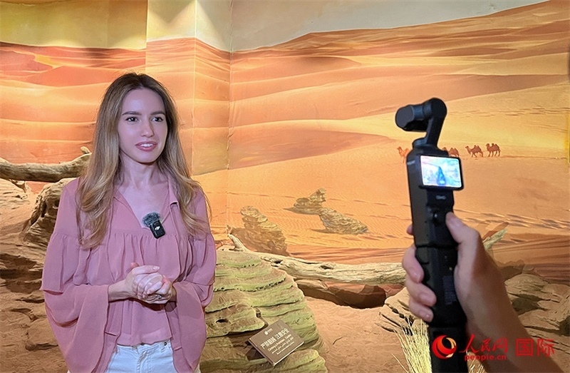 麗娜在吐魯番坎兒井源景區(qū)錄制視頻。人民網(wǎng)記者 曾書柔攝