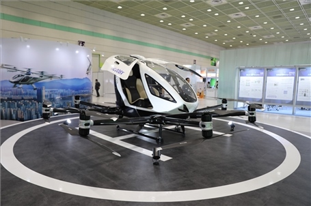 “智慧生活周”博覽會(huì)上展出的低空飛行器。人民網(wǎng)記者 莽九晨攝