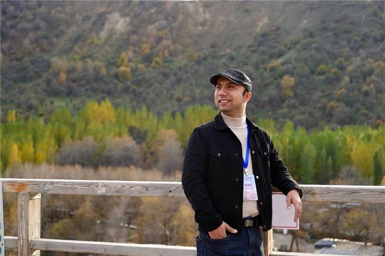 阿布德吾力參加“萬人說新疆”優(yōu)秀作者媒體行活動(dòng)留影。受訪者供圖