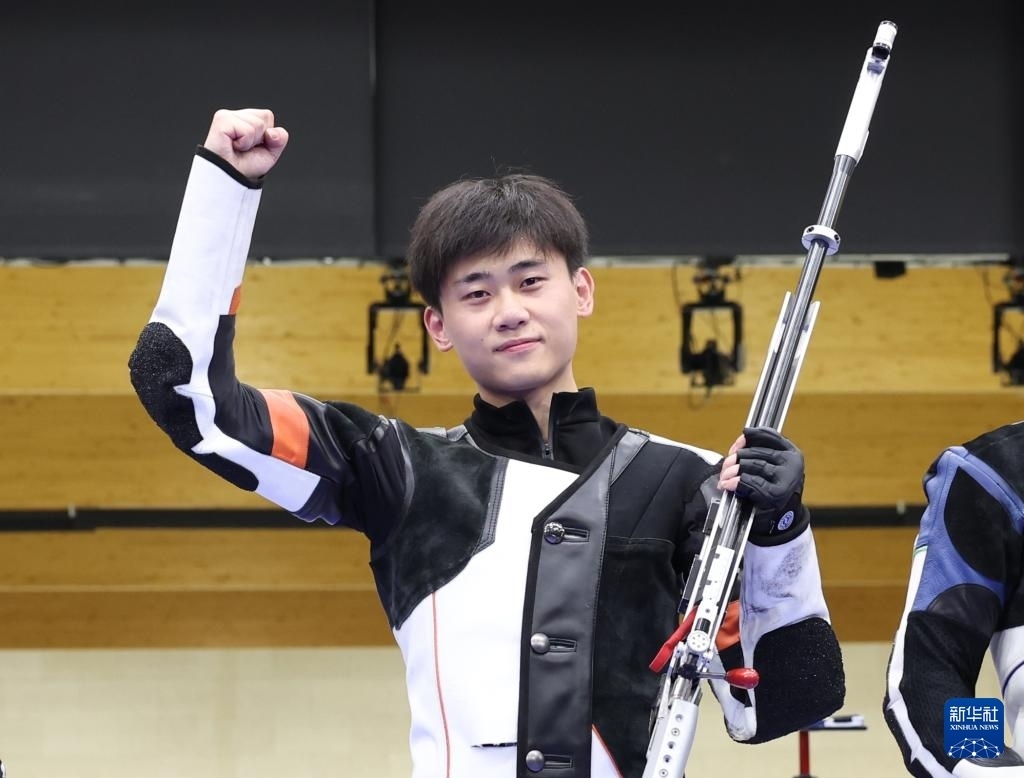 8月1日，在法國沙托魯舉行的巴黎奧運會射擊男子50米步槍三姿決賽中，中國選手劉宇坤奪得冠軍。圖為劉宇坤在奪冠后慶祝。新華社記者 張帆 攝