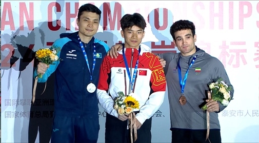 伍鵬（中）奪得男子速度項(xiàng)目冠軍。主辦方供圖