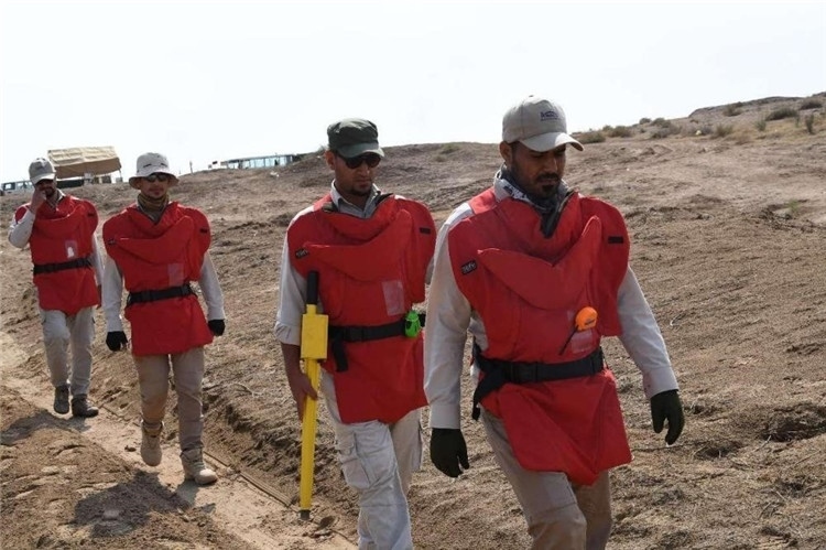工作人員前往排雷。中國(guó)海油供圖