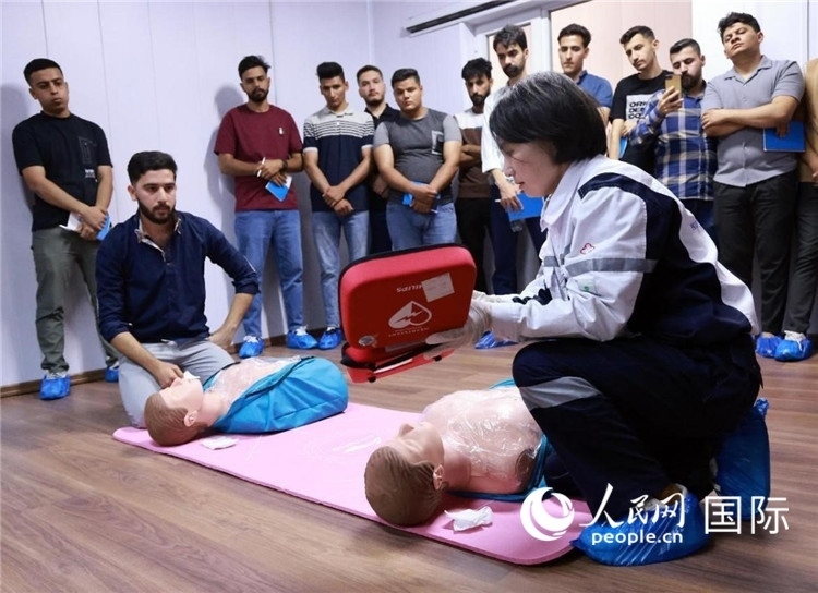 新進(jìn)油田工作的伊拉克大學(xué)生在接受急救培訓(xùn)。人民網(wǎng)記者管克江攝