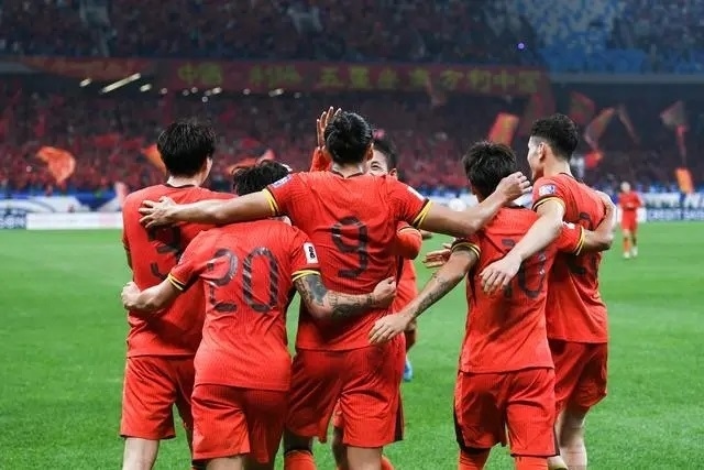 10月15日晚，張玉寧（9號）進球后與隊友擁抱慶祝。新華社記者 李紫恒攝