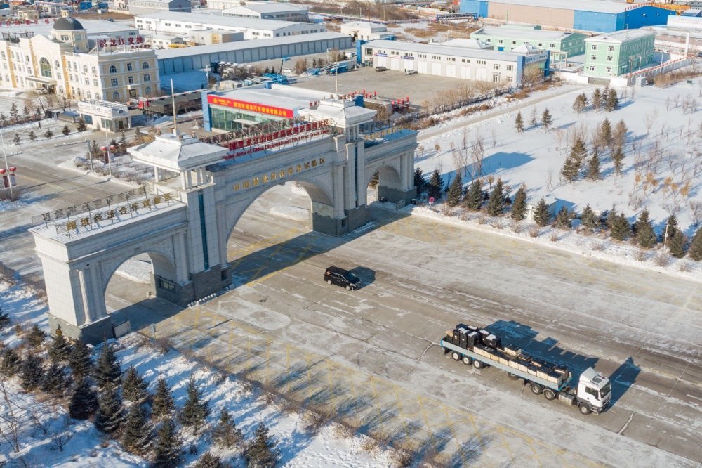 這是中國(guó)（黑龍江）自由貿(mào)易試驗(yàn)區(qū)黑河片區(qū)（2024年1月31日攝，無人機(jī)照片）。2023年，該自貿(mào)片區(qū)外貿(mào)進(jìn)出口總值達(dá)244.82億元，實(shí)現(xiàn)增幅56.9%，引進(jìn)外資企業(yè)16家，直接利用外資127.3萬美元，同比增長(zhǎng)27.3%。