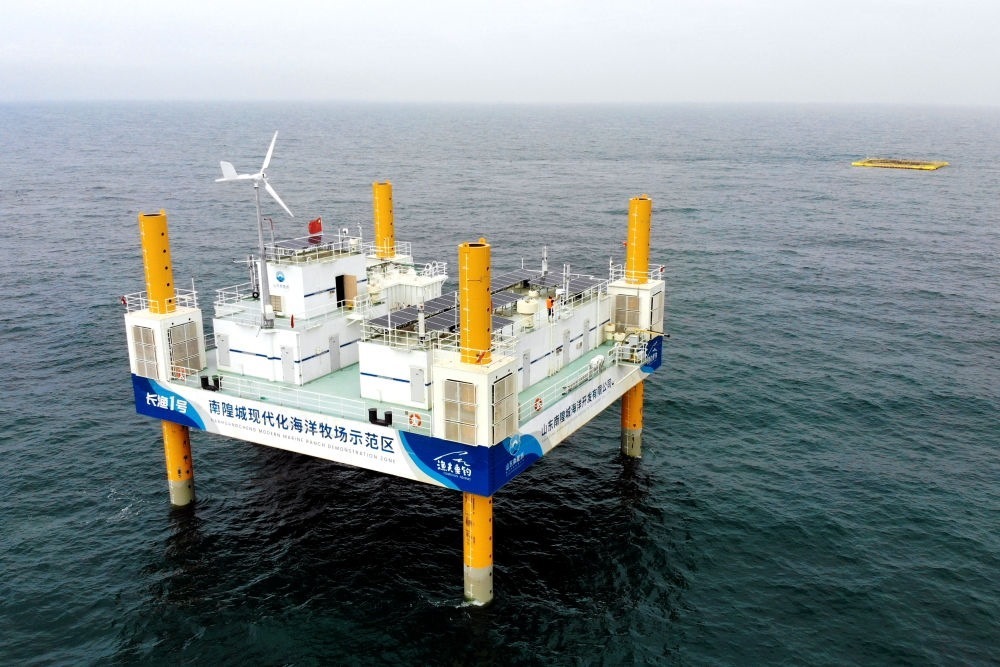這是應(yīng)用5G技術(shù)的山東長(zhǎng)島綜合試驗(yàn)區(qū)南隍城國(guó)家級(jí)海洋牧場(chǎng)示范區(qū)海上平臺(tái)（2020年8月8日攝，無人機(jī)照片）。中國(guó)（山東）自由貿(mào)易試驗(yàn)區(qū)設(shè)立以來，一系列大膽試、大膽闖、自主改的政策逐步落實(shí)，制度創(chuàng)新打通堵點(diǎn)、釋放活力，成為深化對(duì)外開放、發(fā)展海洋經(jīng)濟(jì)的重要抓手。
