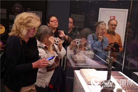 嘉賓參觀展覽。人民網(wǎng)記者禹麗敏 攝。