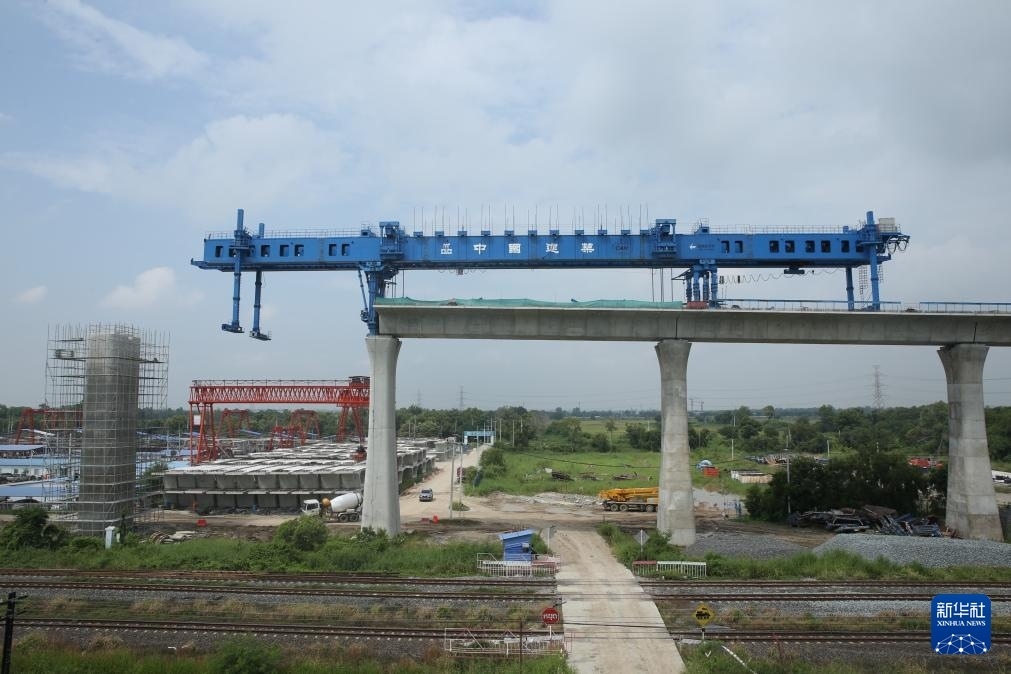這是10月11日拍攝的位于泰國大城府的中泰高鐵項(xiàng)目4-3標(biāo)段施工現(xiàn)場。新華社記者 孫瑋彤 攝