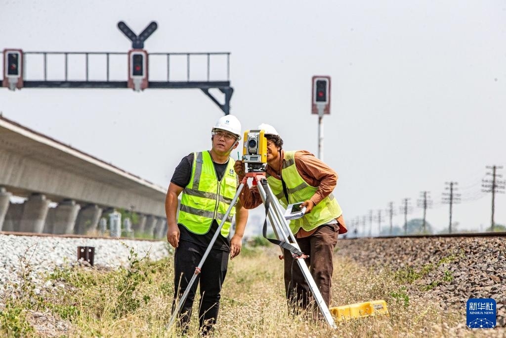 5月1日，在泰國大城府，中泰高鐵項(xiàng)目工作人員在施工現(xiàn)場勘查。新華社記者 王騰 攝