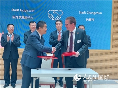 （10月16日，第十屆巴伐利亞中國(guó)日在慕尼黑舉行。圖為簽約儀式現(xiàn)場(chǎng)。人民網(wǎng)記者劉赫攝）