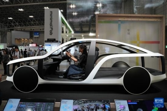 這是10月17日在日本千葉縣舉行的日本高新技術(shù)博覽會(huì)上拍攝的，索尼公司展示的概念車模型。新華社記者 錢錚 攝