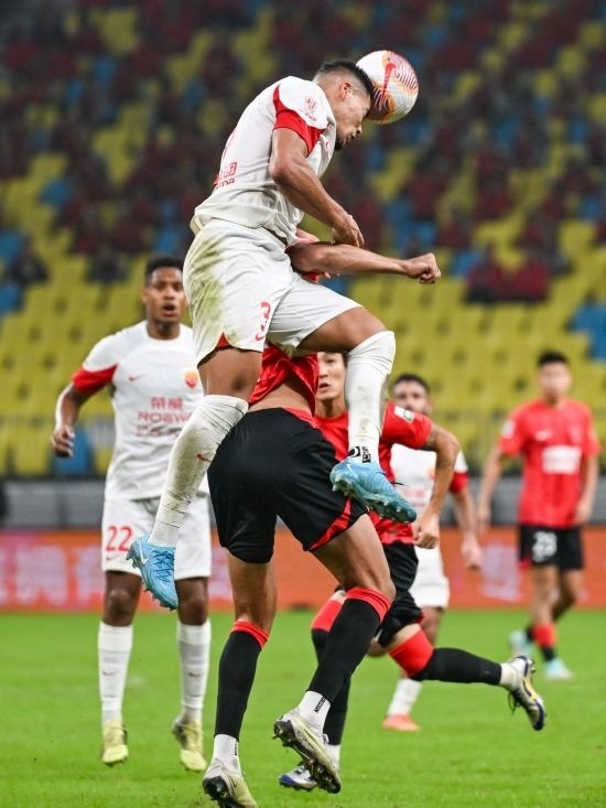 10月18日，上海海港隊(duì)球員蔣光太（上）在比賽中和成都蓉城隊(duì)球員費(fèi)利佩（下）爭(zhēng)頂。新華社記者 王曦 攝