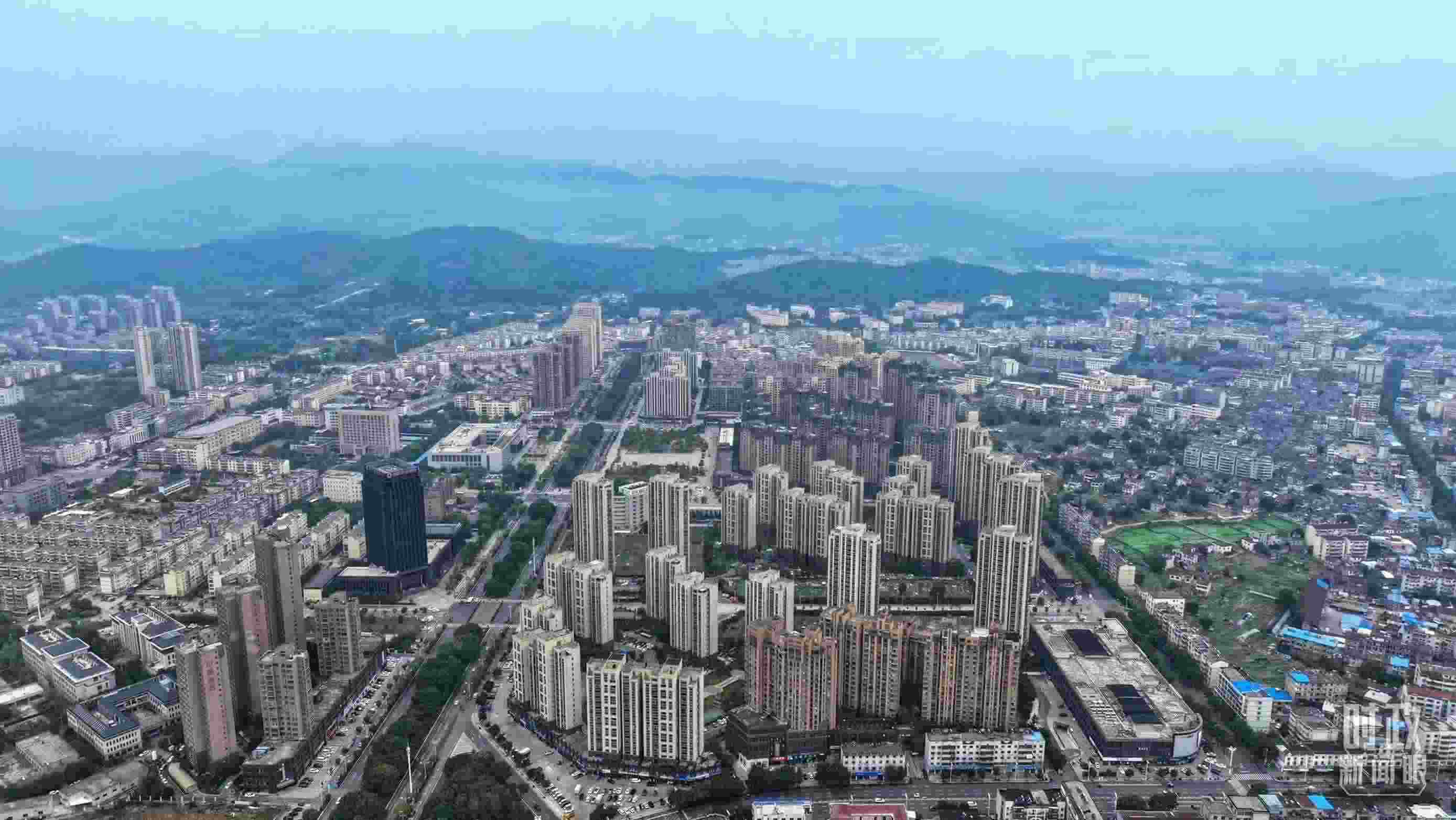 △俯瞰桐城市。（總臺(tái)記者葛啟文拍攝）