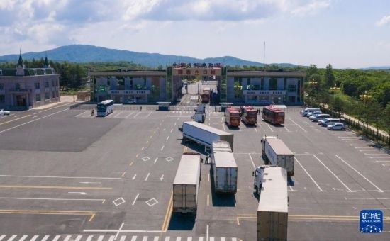 2019年6月22日，往返于中國和俄羅斯的貨車在中俄琿春口岸前排隊等待通關(guān)（無人機照片）。