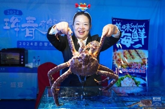 9月19日，在吉林省琿春市，商家在展示售賣的帝王蟹。新華社記者 許暢 攝