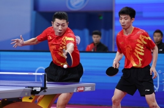 10月18日，上海隊(duì)組合許昕（左）/周愷在雙打比賽中。他們3:0戰(zhàn)勝福建隊(duì)組合曾蓓勛/陳俊菘。新華社記者 王楷焱 攝