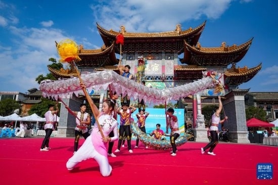 10月19日，四川師范大學(xué)舞龍隊(duì)在傳統(tǒng)舞龍項(xiàng)目中比賽，最終他們獲得該項(xiàng)目銀獎(jiǎng)。