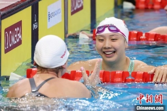 10月19日晚，2024年世界泳聯(lián)游泳世界杯上海站結(jié)束第二個(gè)比賽日的爭奪。圖為中國選手唐錢婷在女子100米蛙泳決賽中。 中新社記者 湯彥俊 攝