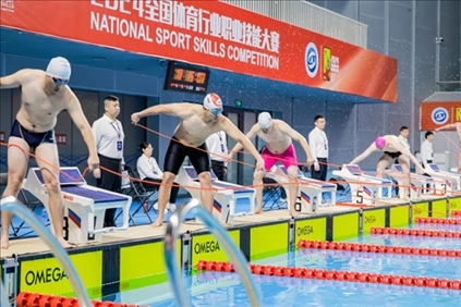參賽選手在游泳救生項(xiàng)目比賽中。賽事主辦方供圖