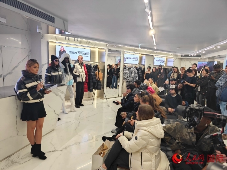 英國(guó)時(shí)尚博主分享自己的穿搭心得。人民網(wǎng)記者 邢雪攝