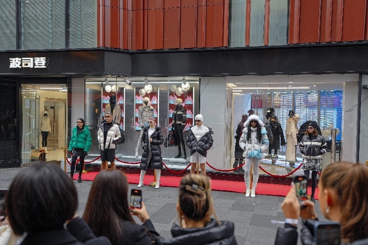 模特在波司登倫敦旗艦店門前展示新款羽絨服。主辦方供圖