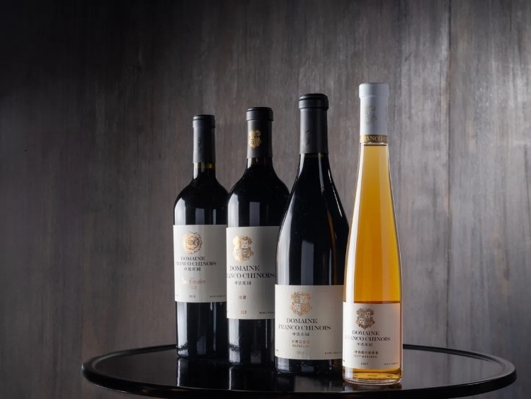 活動(dòng)現(xiàn)場(chǎng)推介了懷來(lái)中法莊園珍藏馬瑟蘭干紅、小芒森甜白等優(yōu)質(zhì)葡萄酒。主辦方供圖