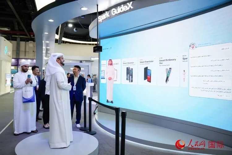 觀眾在科大訊飛展臺與虛擬人對話。人民網(wǎng) 塔里克·易卜拉欣攝