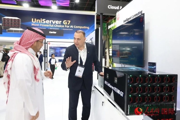 觀眾了解新華三集團(tuán)展示的最新服務(wù)器產(chǎn)品。人民網(wǎng)記者 任皓宇攝