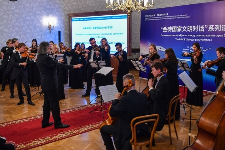 2024年9月24日，在俄羅斯喀山，俄羅斯喀山室內(nèi)樂團(tuán)演奏傳統(tǒng)曲目?！敖鸫u國家文明對話”系列活動24日在俄羅斯喀山舉行，來自中國、俄羅斯、巴西、印度、南非、伊朗等金磚國家的相關(guān)機(jī)構(gòu)、各領(lǐng)域?qū)＜覍W(xué)者及青年代表等300多人參加。新華社記者 曹陽 攝