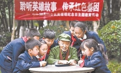 圖為89歲的抗美援朝老兵楊克美在向孩子們講述英雄故事。徐偉攝
