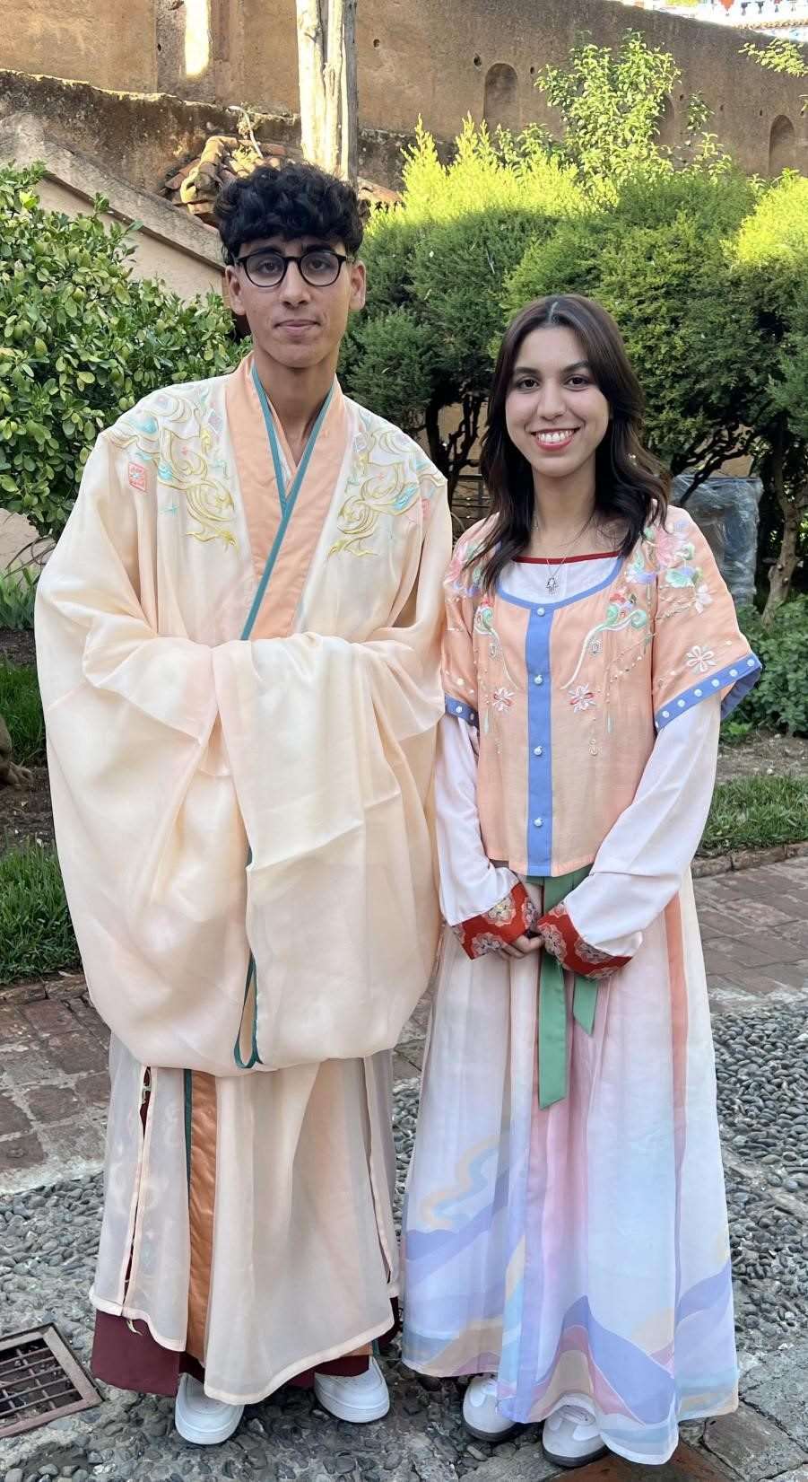 兩位青年試穿中國古代服裝。拉巴特中國文化中心供圖