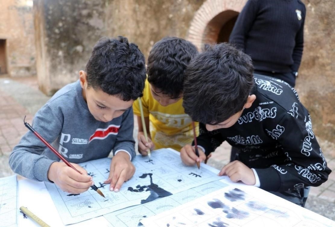 一起學書法。拉巴特中國文化中心供圖