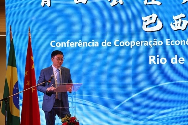 浙江省僑聯(lián)副主席兼巴西華人文化交流協(xié)會(huì)榮譽(yù)主席尹霄敏在活動(dòng)現(xiàn)場(chǎng)致辭。人民網(wǎng)記者 陳海琪攝