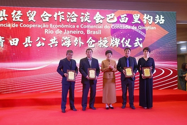 青田縣委書記林霞為公共海外倉(cāng)授牌。人民網(wǎng)記者 陳海琪攝